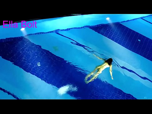 ❤️ Ùn possu micca piantà di fighjulà, ghjovana bionda catturata nuda in piscina ELLA BOLT Super sex à noi ❌️❤