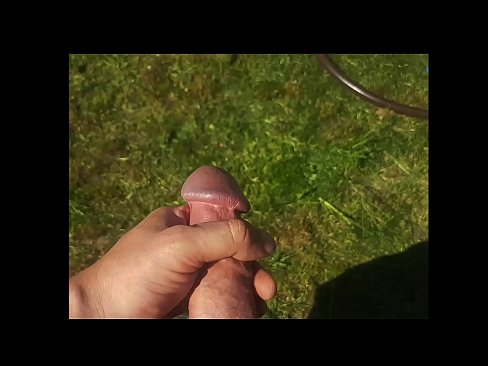 ❤️ Hottie si fa scopare a figa rosa è cums cun un squirt in un giardinu d'estate Super sex à noi ❌️❤